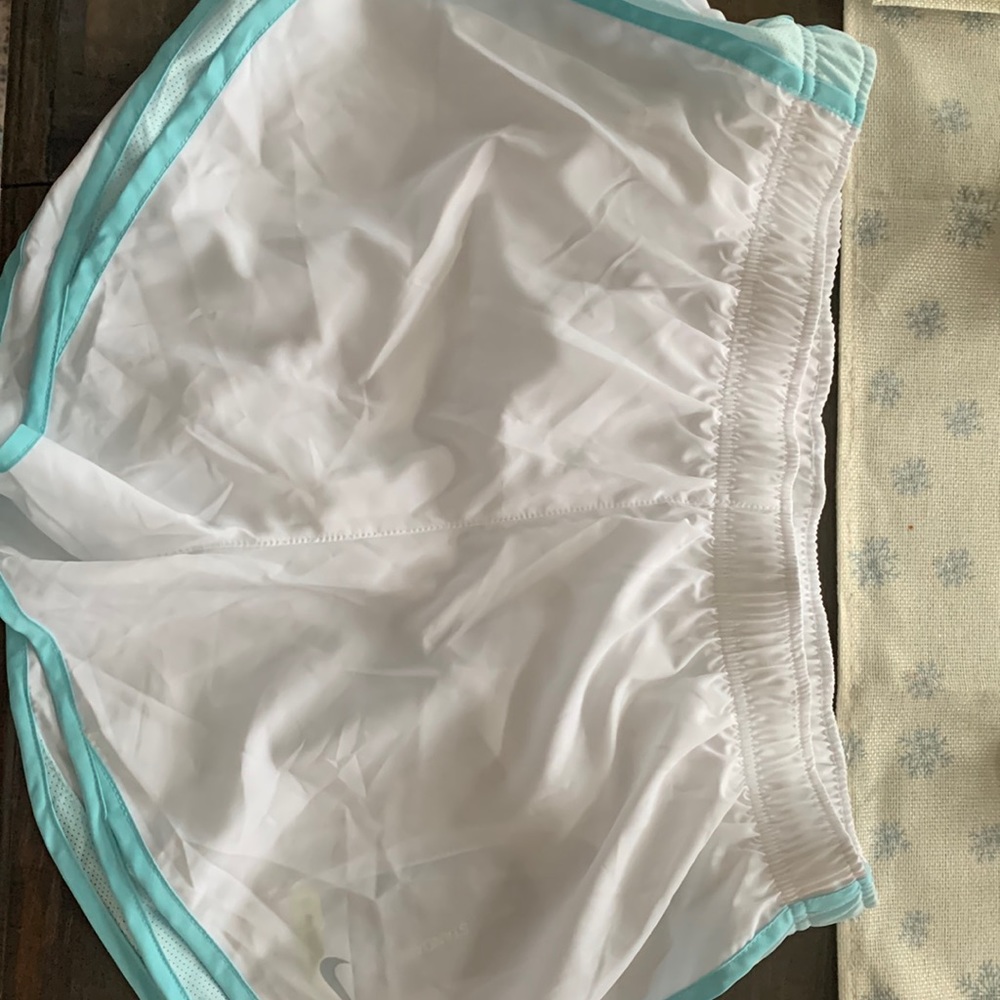 Nike women’s dry fit shorts XL WHITE
